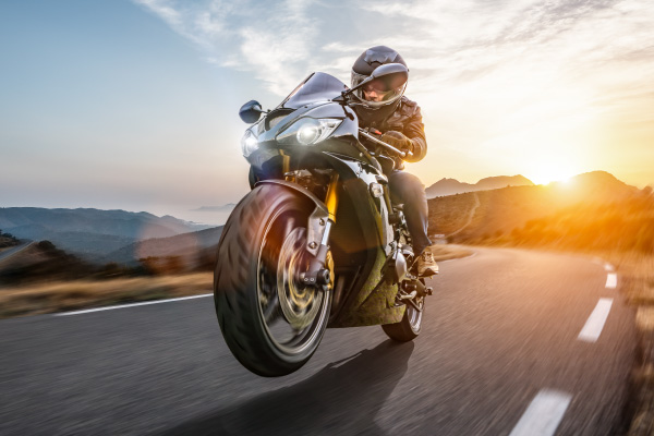 Motociclista en carretera debido al crédito de motos usadas o nuevas