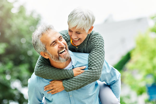 Pensionados disfrutando su cuenta de pension