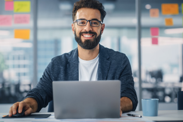 Hombre con portatil