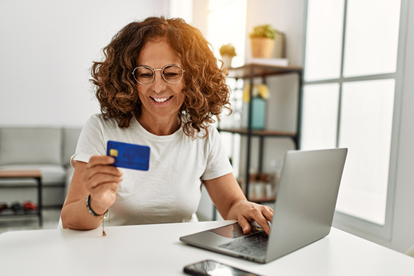 Mujer haciendo uso de su tarjeta de crédito empresarial