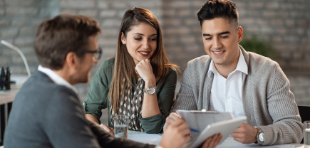 Pareja mirando opciones de  alternativas de inversión y financiación