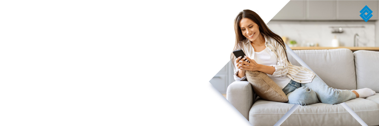 Mujer joven recostada en un sofa interactuando con su celular
