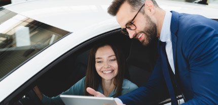 Mujer y Hombre revisando una tablet