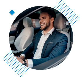Hombre en su nuevo carro por la financiación de vehículos de Banco de Occidente