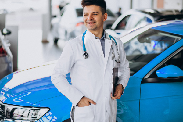 Doctor comprando carro nuevo