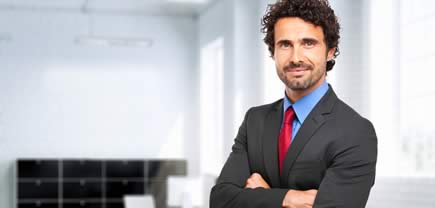 Hombre haciendo un pago electrónico