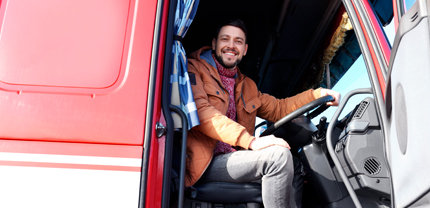 Hombre manejando un camion