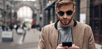 Hombre ingresando en su celular a la App móvil de Banco de Occidente