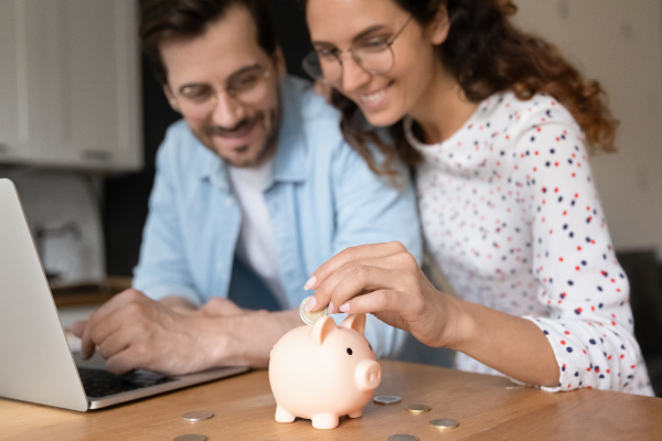 Persona sacando cuenta de ahorros