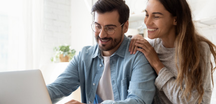 Pareja recibiendo asesoría de un Ejecutivo Virtual desde su computador