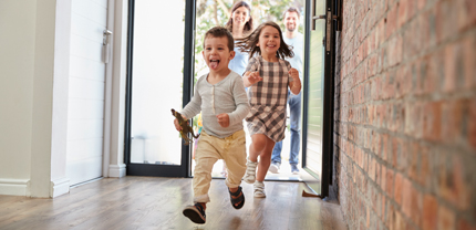 Niños disfrutando de lo más importante el seguro de vida gracias al banco de occidente