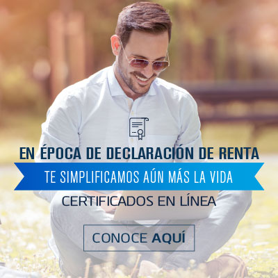 Hombre revisando su computador