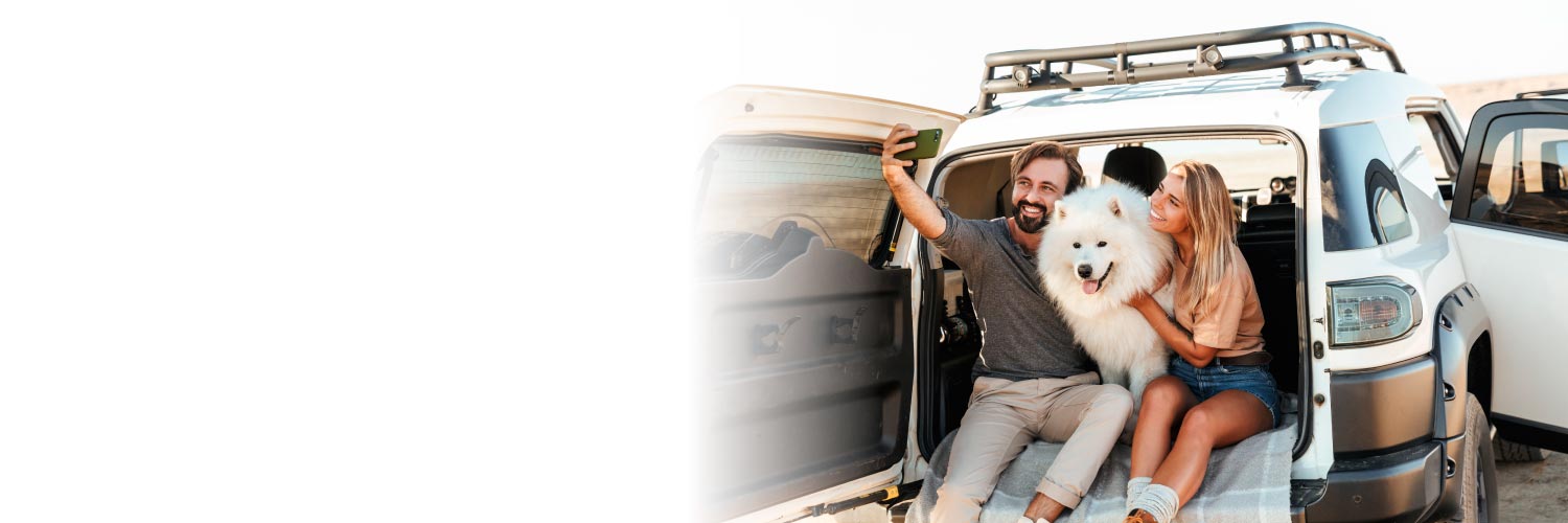 Pareja junto a su perro en la camioneta de sus sueños gracias Crédito para carro de Occiauto