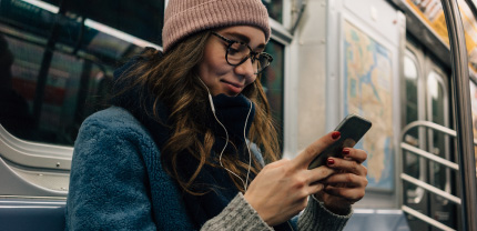 Mujer en el transporte ingresando a las redes sociales del Banco de Occidente