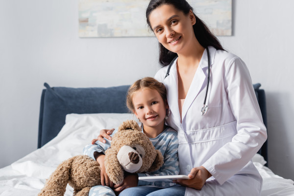 Médico disfrutando en casa con su hija