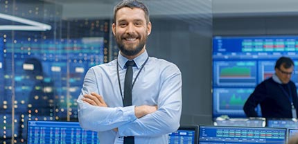 Hombre tranquilo pensando en las estrategias del banco de occidente