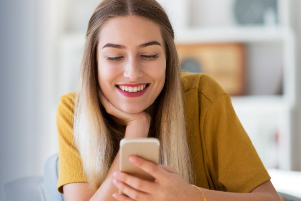 Mujer invirtiendo en Fiduoccidente