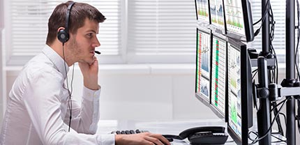 Hombre collar trabajando en estrategias de portafolio que permite comprar o vender votilidad