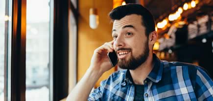 Hombre hablando por celular