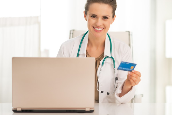 Doctora utilizando su tarjeta de crédito Banco de Occidente
