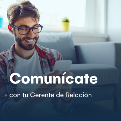Hombre sonriendo porque se comunica con el Gerente de Relación desde su celular