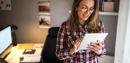 Mujer ingresando al portal empresarial Occired desde su tablet