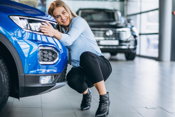 Mujer con su carro nuevo y siguiendo los videos de SOAT