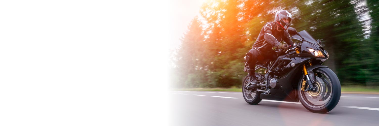 Motociclista en carretera debido al crédito de motos de alto cilindraje
