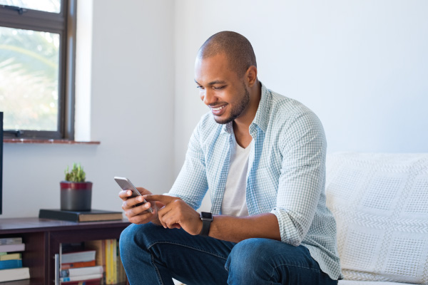 Hombre descargando App Banca Movil