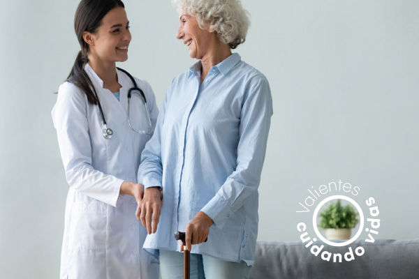 Profesional de la salud con beneficios en la tarjeta