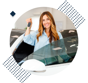 Mujer estrenando su nuevo auto gracias al Crédito para carro Occiauto