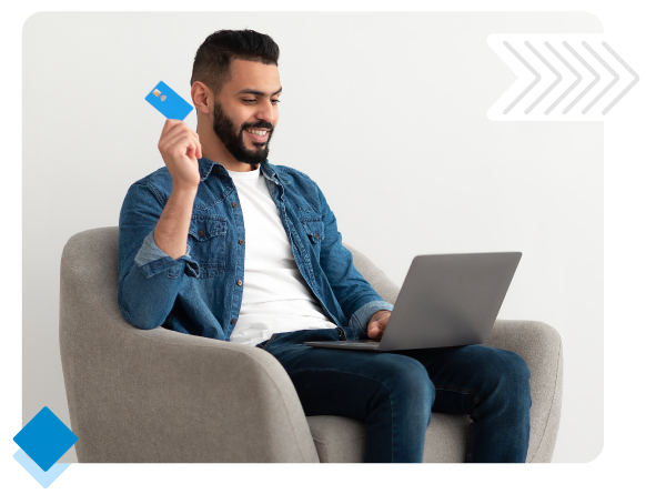 Hombre haciendo compras en linea con su tarjeta de credito