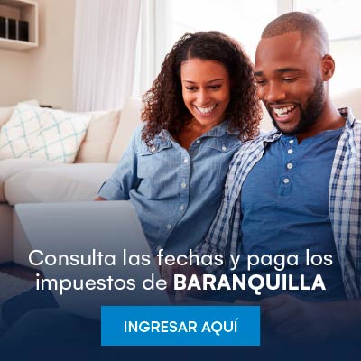 Una mujer y un hombre sentado revisando una pc portátil