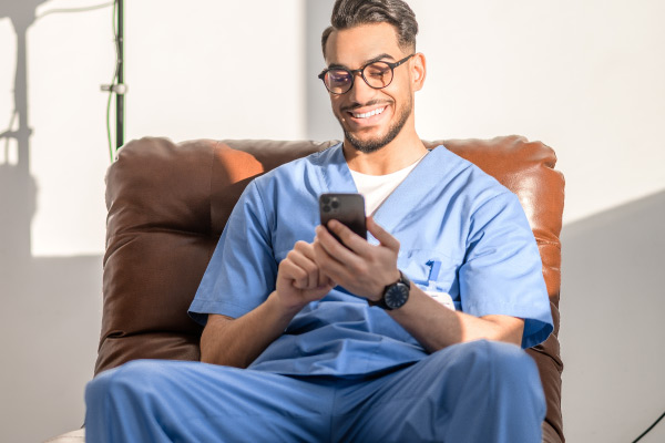 Médico administrando su cuenta de ahorro con la APP de Banco de Occidente