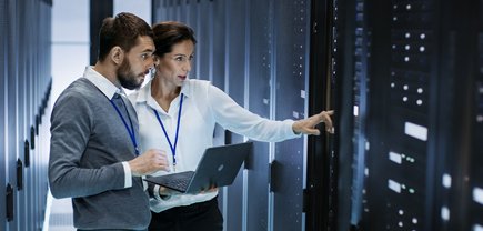 Dos empresarios con equipos de tecnología gracias a Leasing
