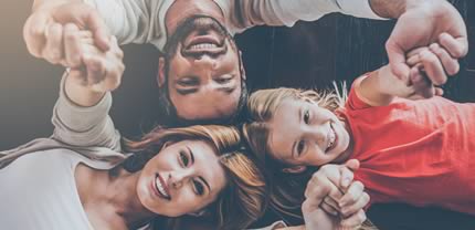 Familia contando con cuenta activa para crédito y ahorro