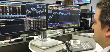Broker trabajando en la financiacion de las tasas más baratas del banco de occidente