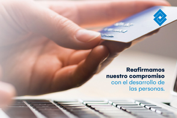 Persona sacando cuenta de ahorros