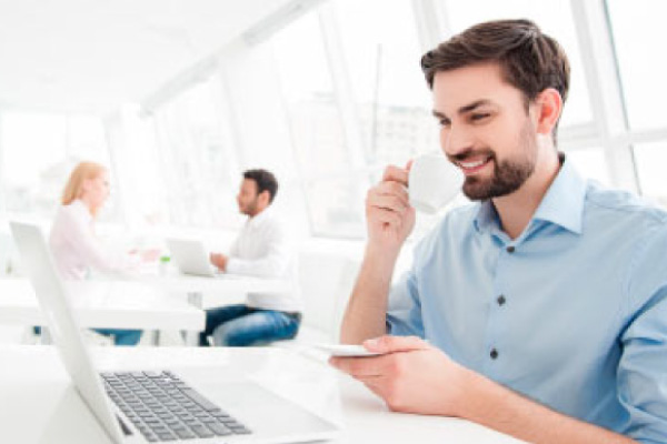 Hombre leyendo sobre la educación financiera en su computador