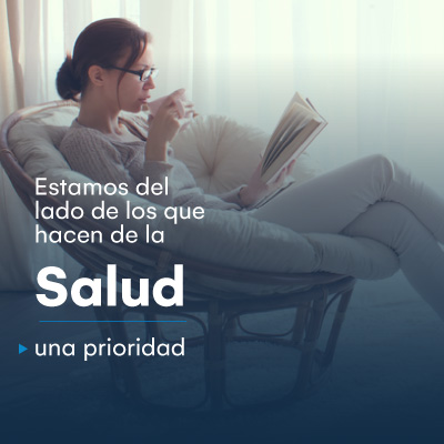 Mujer desde casa cuidando de su salud por los canales digitales