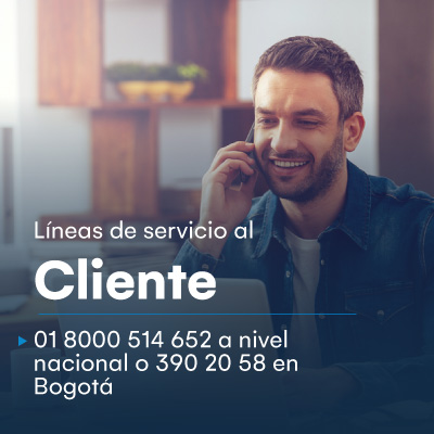Hombre llamando a las líneas de servicios al cliente desde casa