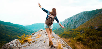 Mujer disfrutando viajar con el seguro de vida individual vive la vida del banco de occidente