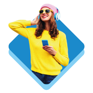 Mujer joven con audífonos y celular